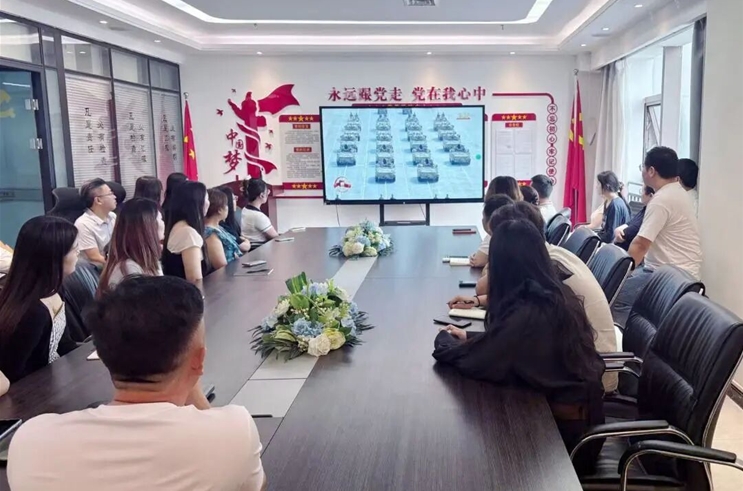共观阅兵盛典，同铸集团精魂，凝聚奋进伟力